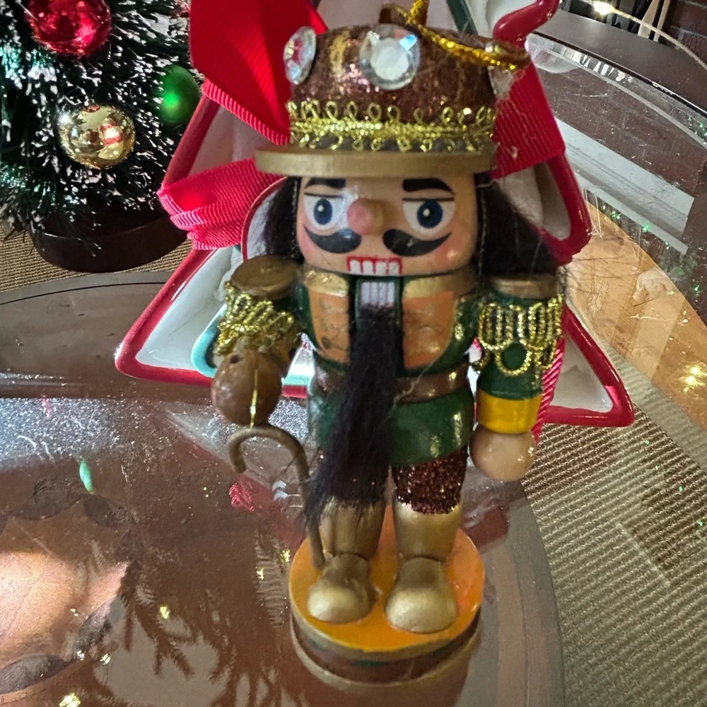 Crate&Barrel add festive